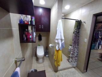 Se vende casa con 2 aparmentos en zapote san jose 23-428