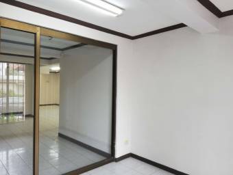 Se vende espaciosa casa en Sabana oeste 23-1005