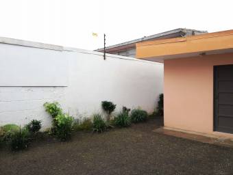 Se vende espaciosa casa en Sabana oeste 23-1005