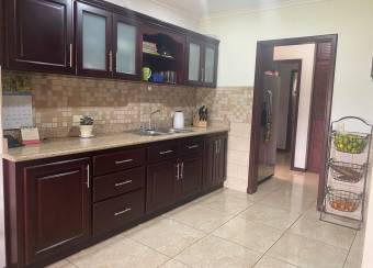 Se vende casa en el exclusivo condominio los reyes en la guacima 23-547