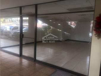 Local comercial en plaza Rainbow / 50 m2