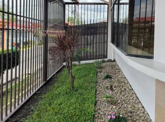 Se vende casa esquinera de un nivel y zonas verdes en Ulloa Heredia 23-467