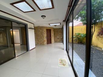 Se vende espaciosa casa con patio en San Francisco de Heredia 23-770