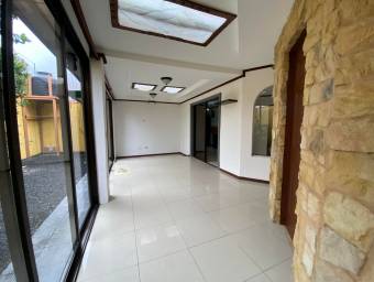 Se vende espaciosa casa con patio en San Francisco de Heredia 23-770