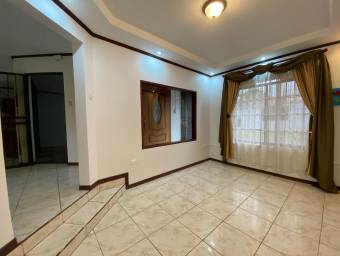 Se vende espaciosa casa con patio en San Francisco de Heredia 23-770