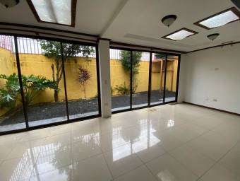 Se vende espaciosa casa con patio en San Francisco de Heredia 23-770