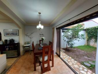 se vende espaciosa casa con patio y rancho en residencial en San Francisco de Heredia 23-33