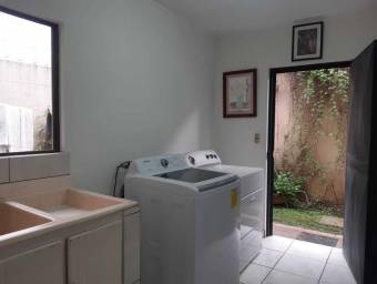 Casa en Venta en Santa Ana, San José. RAH 23-1217