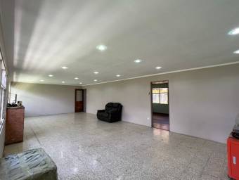 Se vende casa con uso de suelo mixto en Sabana Norte 23-504