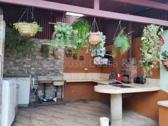 Se vende espaciosa casa con terraza bbq en San Antonio del Tejar 22-2270