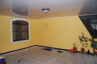 Se vende casa con patio en San Antonio de Alajuela 23-46