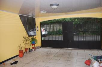 Se vende casa con patio en San Antonio de Alajuela 23-46
