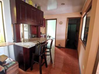 se vende casa con 5 habitaciones en Alajuela Centro 23-1083