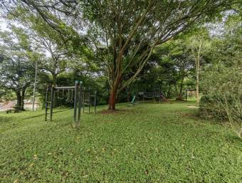 Se vende espaciosa casa con amplia zonas verdes en la Guaciam 23-277