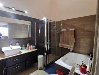 Apartamento en Venta en Curridabat, San José. RAH 23-1358