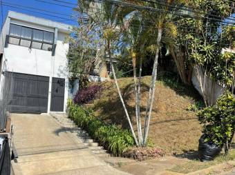 Se vende espaciosa casa en residencial ubicada en Goicoechea de San José 23-2316