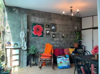 Se vende espaciosa casa en residencial ubicada en Goicoechea de San José 23-2316