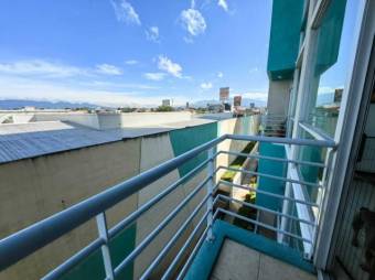 Se vende espacioso apartamento en torre ubicada en Hatillo de San José 24-876