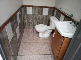 Se vende espaciosa casa con uso de suelo mixto en San Francisco de 2 Rios 24-875