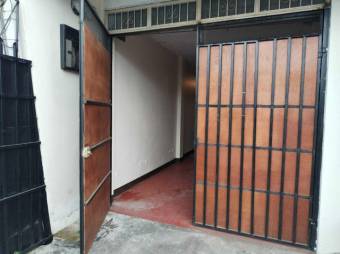 Se vende espaciosa casa con uso de suelo mixto en San Francisco de 2 Rios 24-875