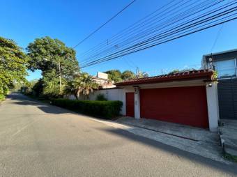 Se vende espaciosa quinta con piscina en Colón Mora A24-901