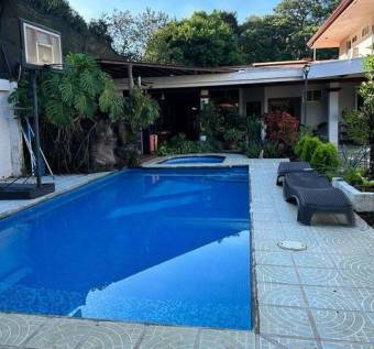 Se vende espaciosa quinta con piscina en Colón Mora A24-901