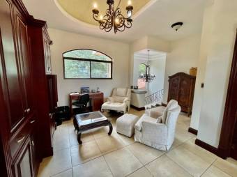 Se vende espaciosa casa con patio y terraza en La Guácima Alajuela A23-1512