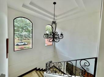 Se vende espaciosa casa con patio y terraza en La Guácima Alajuela A23-1512