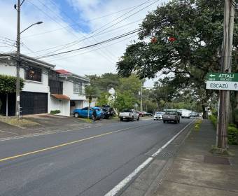 Casa independiente en Escazú, a un costado del Country Club. Remate bancario.