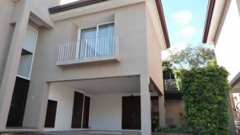 Se vende espaciosa casa con patio y terraza en Escazú San José A23-2975