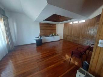 Se vende espaciosa casa con terraza en Calle Blancos San José 24-1697