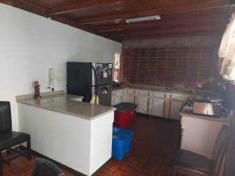 Se vende espaciosa casa con terraza en Calle Blancos San José 24-1697