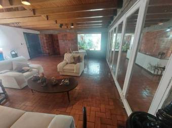 Se vende espaciosa casa con terraza en Calle Blancos San José 24-1697