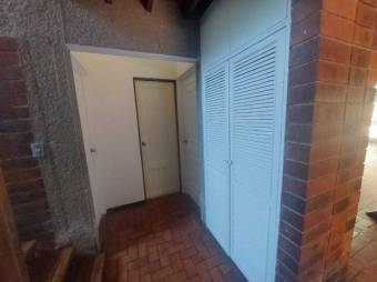 Se vende espaciosa casa con terraza en Calle Blancos San José 24-1697