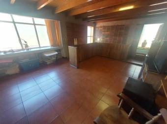 Se vende espaciosa casa con terraza en Calle Blancos San José 24-1697