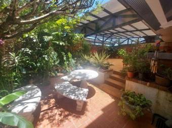 Se vende espaciosa casa con terraza en Calle Blancos San José 24-1697