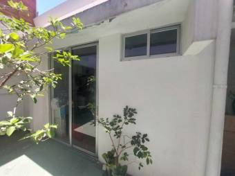 Se vende espaciosa casa con terraza en Calle Blancos San José 24-1697