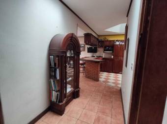 Se vende espaciosa casa con patio en San Antonio de Coronado 23-1095