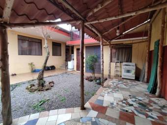 Se vende espaciosa casa con patio en San Antonio de Coronado 23-1095