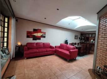 Se vende espaciosa casa con patio en San Antonio de Coronado 23-1095