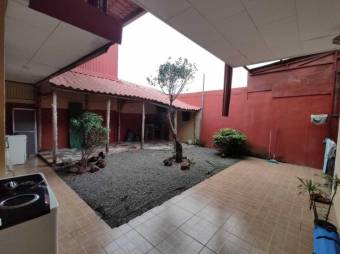 Se vende espaciosa casa con patio en San Antonio de Coronado 23-1095