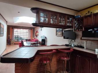 Se vende espaciosa casa con patio en San Antonio de Coronado 23-1095