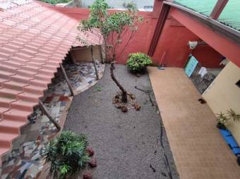 Se vende espaciosa casa con patio en San Antonio de Coronado 23-1095