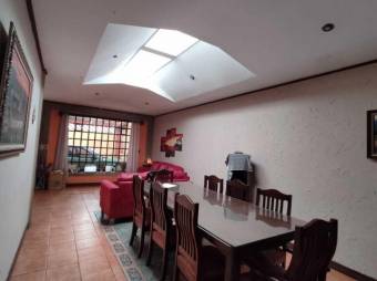 Se vende espaciosa casa con patio en San Antonio de Coronado 23-1095