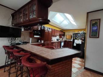 Se vende espaciosa casa con patio en San Antonio de Coronado 23-1095