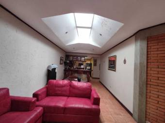 Se vende espaciosa casa con patio en San Antonio de Coronado 23-1095