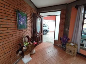 Se vende espaciosa casa con patio en San Antonio de Coronado 23-1095