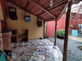 Se vende espaciosa casa con patio en San Antonio de Coronado 23-1095