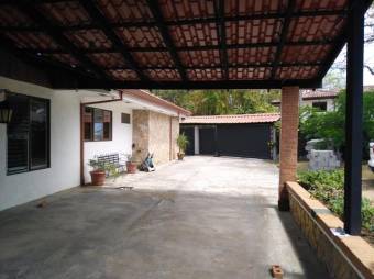 Se vende casa con lote de mas de 2100m2 en Santa Ana de San José A23-1465