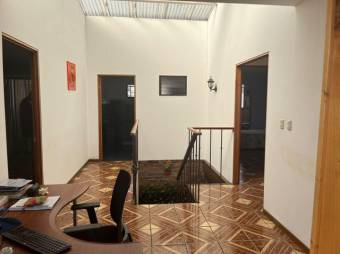 Se vende espaciosa casa con terraza en Guadalupe San José 25-588